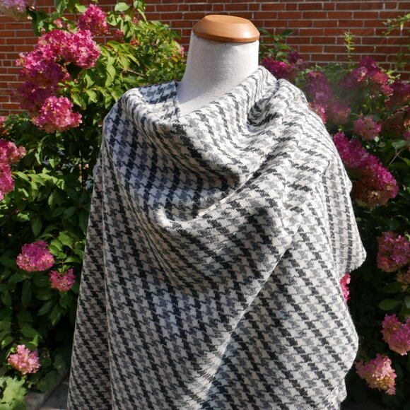 Handmade Grey & White Houndstooth Pure Wool Cape - Picture 1 of 10